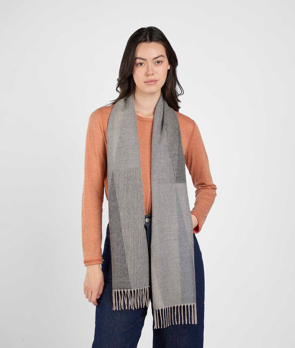 Made of angles scarf - graphite gray